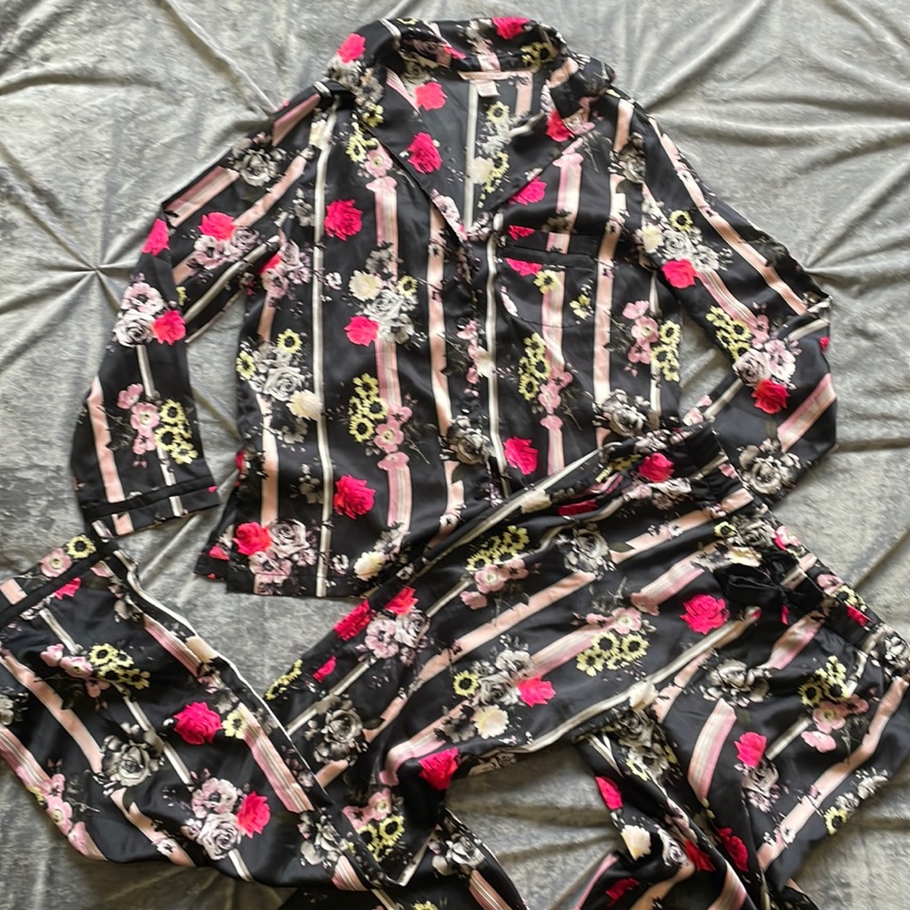 Victoria’s Secret Rose Pattern Pajama Set. Satin/Silk like material. Size Small